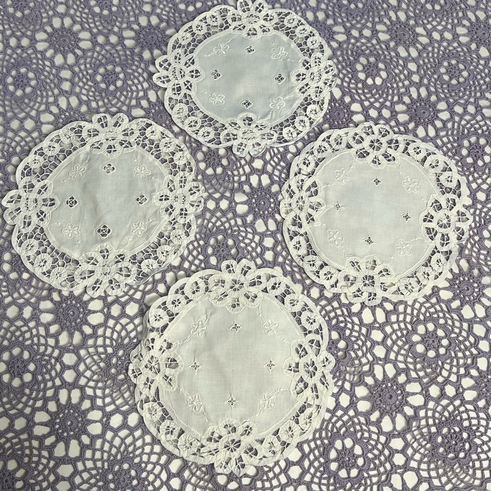 Vintage Matching Set Of 4 Battenburg & Linen Table Mats